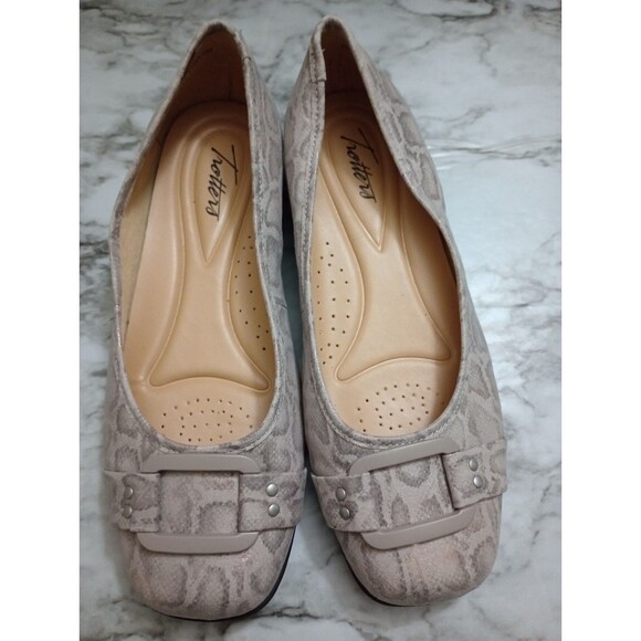 Trotters Animal Print Slip On Flats Buckle Slight Iridescent Shimmer Size 7.5W - Picture 3 of 11